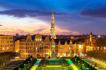 Panorama serale di Bruxelles dal Mont des Arts con torre del Municipio.
