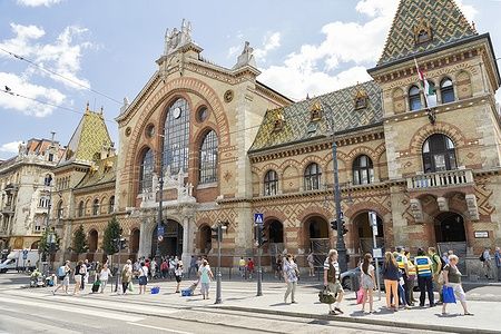 Facciata principale del Great Market Hall di Budapest con persone che camminano.