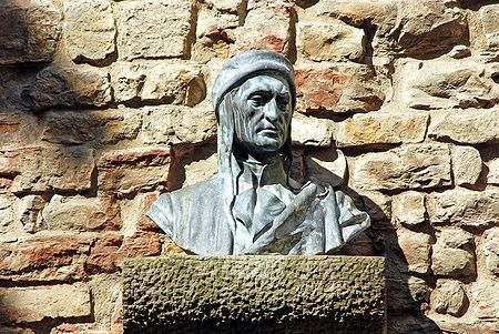 Busto di Dante Alighieri in un vicolo di Firenze.