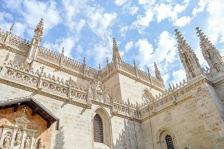 Capilla Real di Granada sotto un cielo azzurro in una giornata soleggiata.