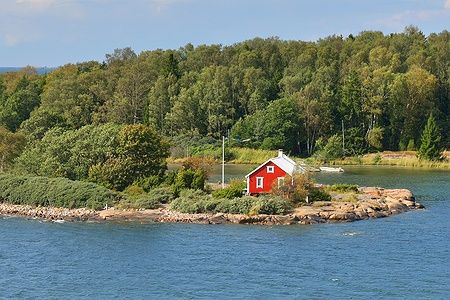 Casa rossa su un'isola delle Åland, Finlandia, circondata dal Mar Baltico.