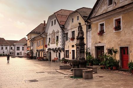 Case tipiche e fontana nel villaggio di Radovljica, Slovenia.