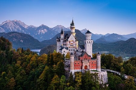 Castello di Neuschwanstein in Baviera, Germania, all'alba.
