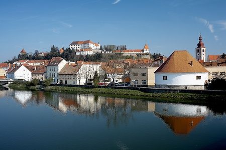 Veduta del Castello di Ptuj e del fiume Drava a Ptuj, Slovenia.