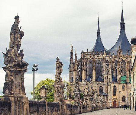 Cattedrale di Santa Barbara a Kutná Hora con guglie e statue gotiche.
