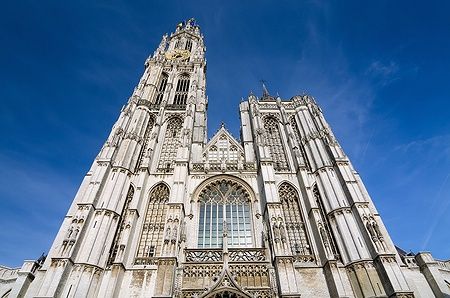 Facciata della Cattedrale di Nostra Signora ad Anversa sotto un cielo azzurro.