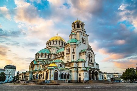 La cattedrale di Sant'Alessandro Nevskij a Sofia sotto un cielo colorato.