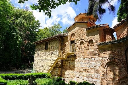 Chiesa di Boyana a Sofia, Bulgaria, circondata da verde.
