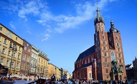 La Chiesa di Santa Maria a Cracovia con cielo azzurro.