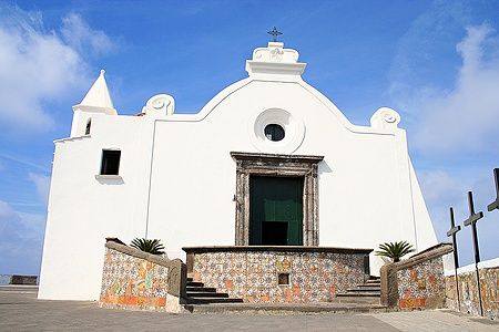 Chiesa di Santa Maria del Soccorso a Forio, Ischia, con tre croci in vista.