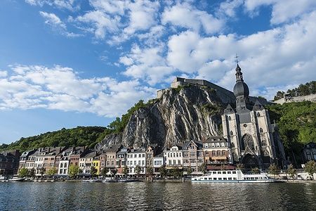 Cittadella fortificata di Dinant sopra la città e la valle della Mosa.