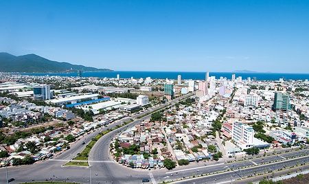 Vista panoramica del centro di Da Nang con grattacieli e mare all'orizzonte.