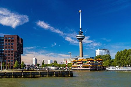 Euromast Tower a Rotterdam accanto a un ristorante cinese galleggiante.