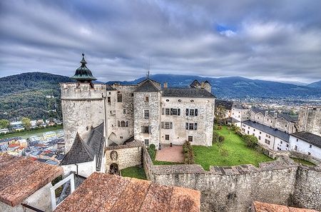 La Fortezza di Salisburgo in Austria con vista panoramica sulla città e le colline.