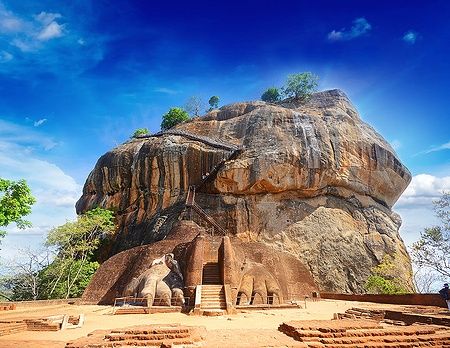 La fortezza di roccia Sigiriya in Sri Lanka sotto un cielo azzurro brillante.
