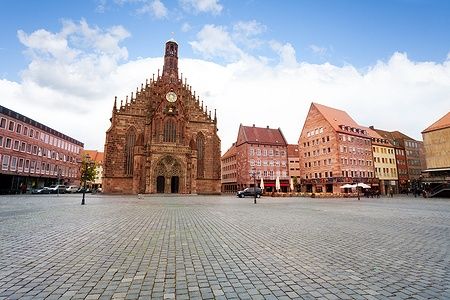 La Frauenkirche sul Hauptmarkt di Norimberga in una giornata estiva.