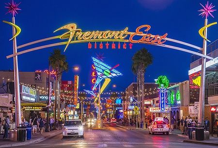 Luci al neon di Fremont Street Experience a Las Vegas, con persone e insegne luminose.
