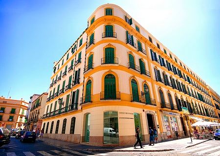 Edificio storico della Fundación Pablo Picasso a Malaga sotto un cielo blu.