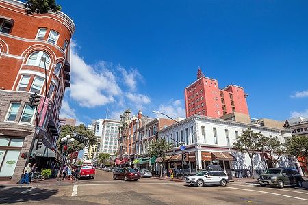 Strada vivace del Gaslamp Quarter a San Diego con edifici storici e persone.