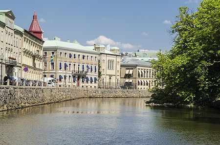 Edifici storici e un canale a Göteborg, Svezia, in una giornata estiva.
