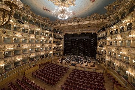 Interno del Gran Teatro La Fenice a Venezia con palco allestito.