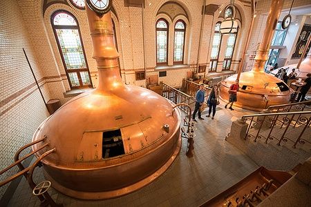 Interno della Heineken Experience Museum ad Amsterdam con caldaie di rame.