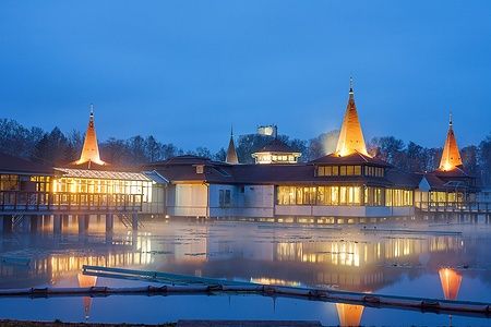 Hévíz spa in Ungheria di notte con luci calde riflesse nel lago termale.