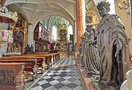 Interno della Hofkirche a Innsbruck, con statue e altare ornato.