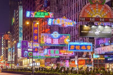 Cartelloni al neon illuminano Nathan Road a Hong Kong di notte.