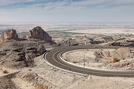 Strada serpeggiante attraverso le montagne di Jebel Hafeet ad Al Ain, UAE.