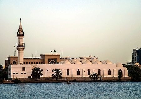 La Jeddah Mosque, la Moschea Bianca, con minareto vista mare.