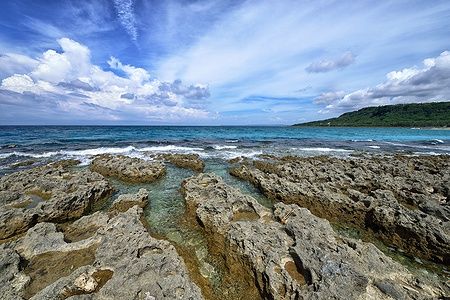 Onde che si infrangono sulle rocce nel Kenting National Park, Taiwan.