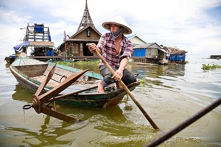 Donna cambogiana in barca nel villaggio galleggiante di Kompong Luong sul lago Tonle Sap.