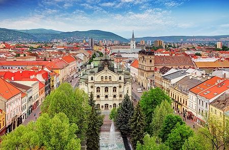 Vista panoramica su Košice, Slovacchia, con edifici storici e alberi verdi.