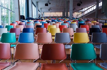 Sedie colorate nell'auditorium del Kunsthal Museum di Rotterdam.