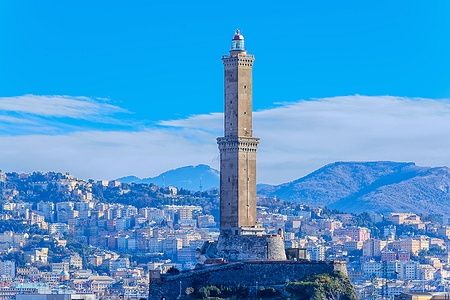La Lanterna di Genova, iconico faro e simbolo della città.