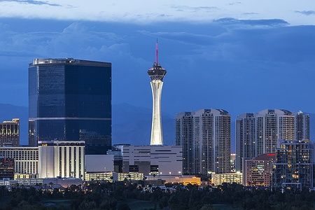 Stratosphere Tower e skyline di Las Vegas al crepuscolo con cielo tempestoso.