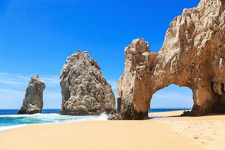 Formazioni rocciose di Los Arcos a Cabo San Lucas sotto un cielo azzurro.