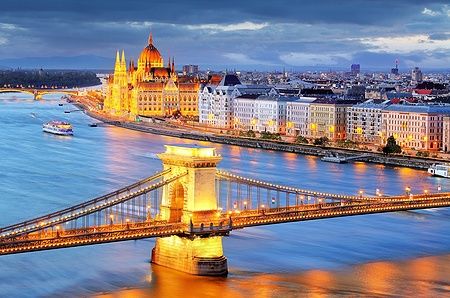 Vista notturna del Ponte delle Catene e del Parlamento di Budapest illuminati sul Danubio.