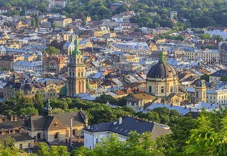Vista della città di Lviv dal Parco del Castello Alto al tramonto.