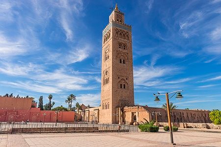 Moschea Koutoubia a Marrakech con cielo blu sullo sfondo.