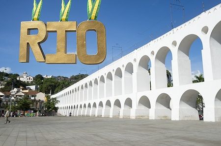 Medaglia d'oro con la scritta "RIO" davanti agli Arcos da Lapa.