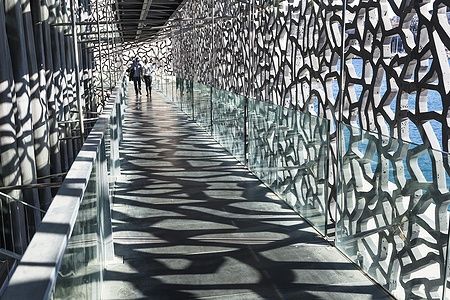 Passerella con disegno moderno al MuCEM di Marsiglia.