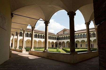 Chiostro con colonne e giardino presso il Museo Archeologico Nazionale dell'Umbria.