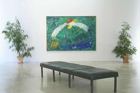 Dipinto di Marc Chagall esposto al museo di Nizza, con piante e divano.