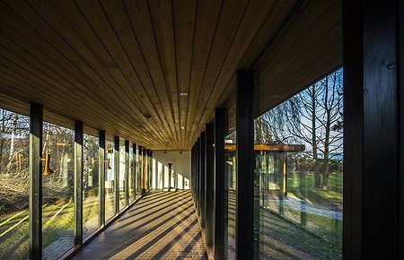 Corridoio di vetro con luce e ombre al Museo d'Arte Moderna Louisiana.