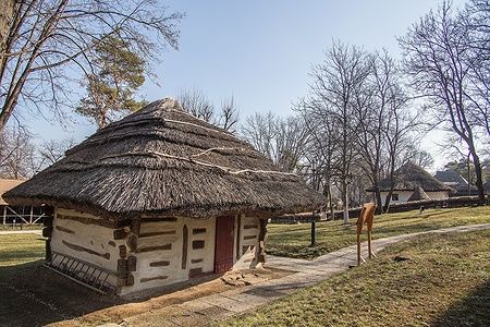 Casa contadina con tetto di paglia nel Museo del Villaggio a Bucarest, Romania.