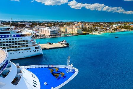 Navi da crociera attraccate nel porto di Nassau, Bahamas.