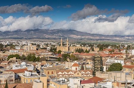 Vista di Nicosia con la cattedrale e montagne sullo sfondo.