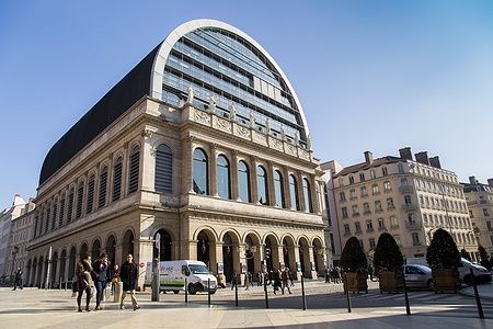 Edificio dell'Opéra de Lyon a Lione con persone che passeggiano.
